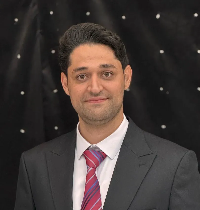 عرفان کمرخانی دکتر عرفان کمرخانی روان‌شناس، پژوهشگر و مدرس دانشگاه  دانشجوی دکتری روان‌شناسی با بیش از ۵ سال سابقه مشاوره و روان‌درمانی هستم. در این سال‌ها تجربه کار با مراجعان در حوزه‌های اضطراب، افسردگی، روابط بین‌فردی، انگیزش و رشد فردی
