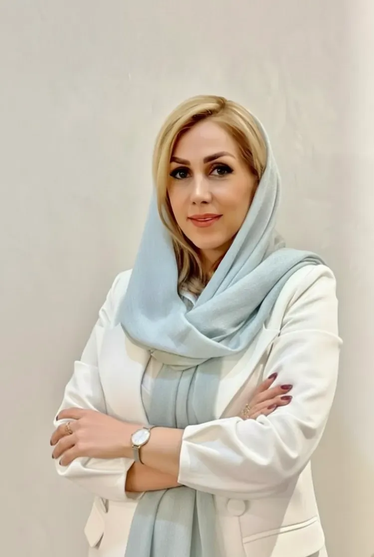 نگین غیوری کارشناس ارشد روان‌شناسی عمومی  با بیش از ۵ سال سابقه فعالیت حرفه‌ای در حوزه روان‌درمانی. با تخصص زوج‌درمانی و تمركز بر بهبود روابط عاطفی و ریشه‌یابی الگوها و تروماهای دوران کودکی در بزرگسالی . دوره‌ها و کارگاه‌های تخصصی در زم