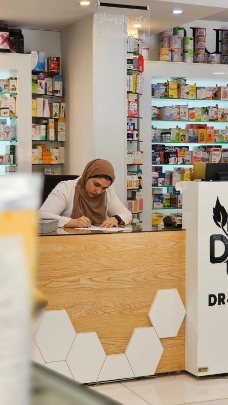 دکتر نگار قناعتیان جهرمی