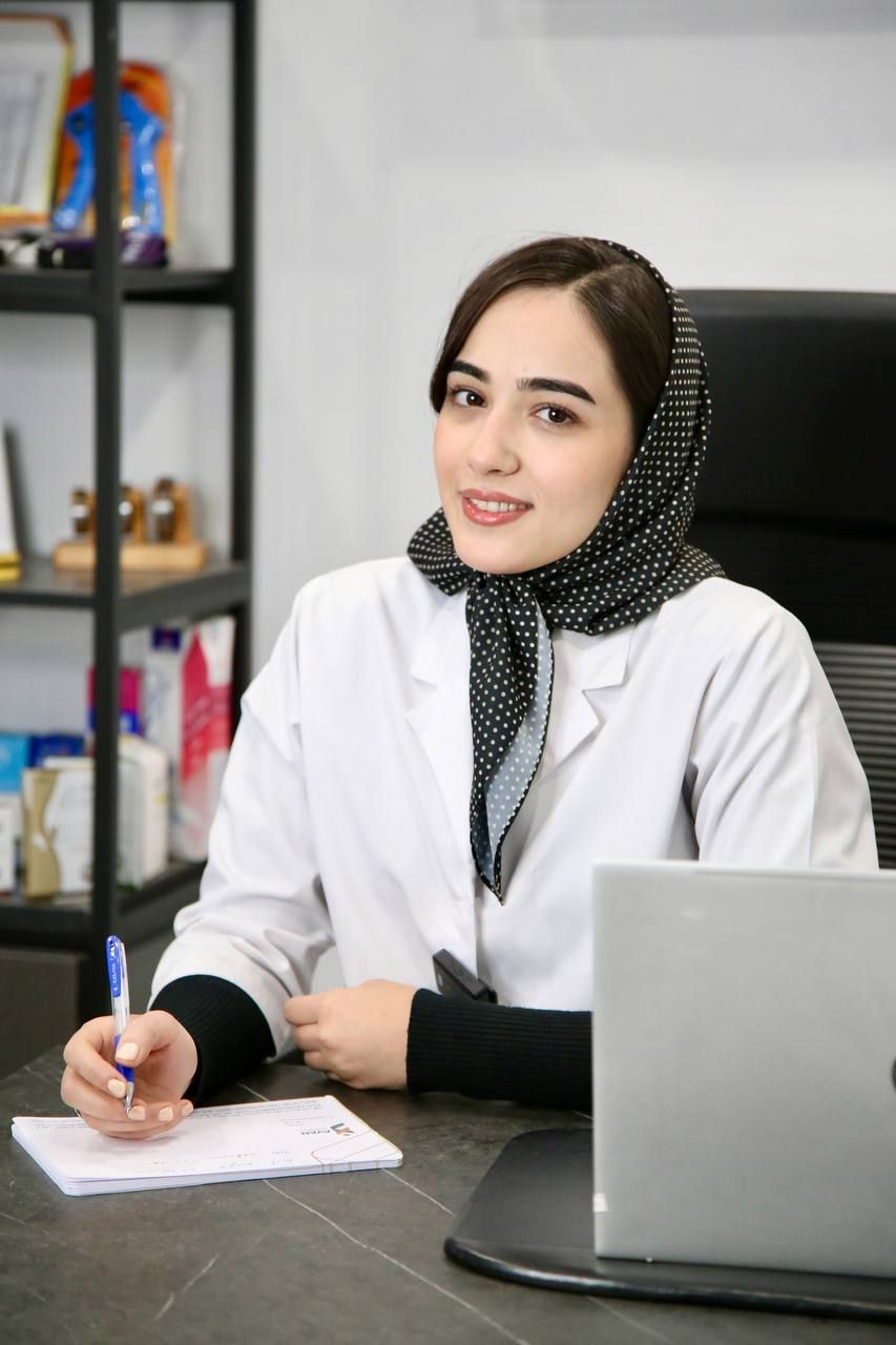 دکتر مریم رضوی درمیان