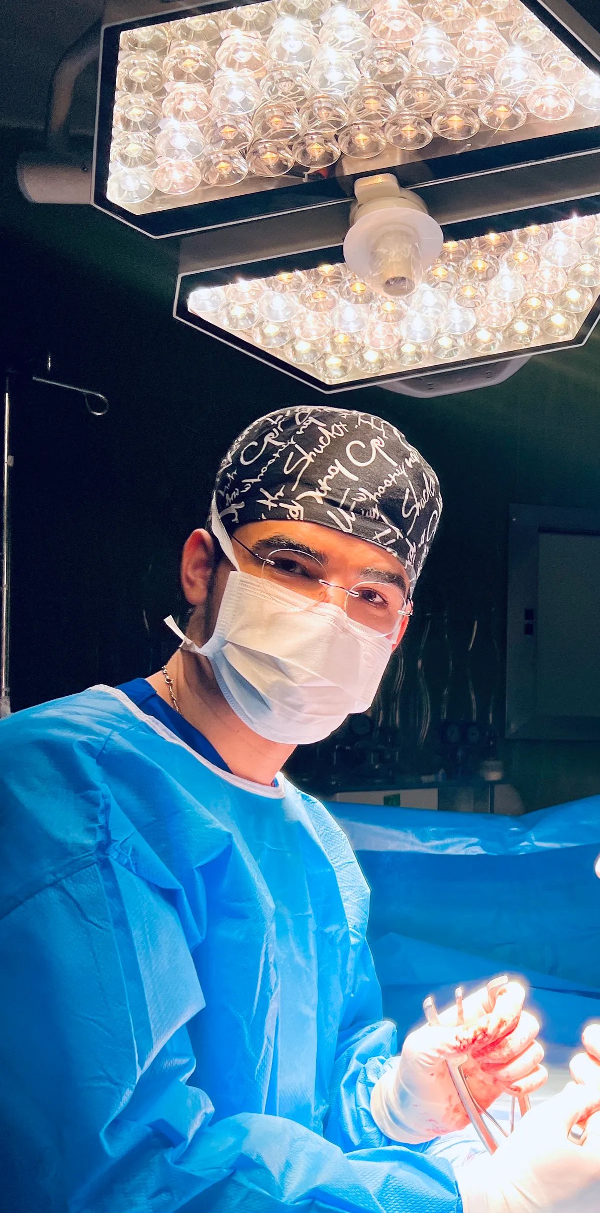 دکتر کامیار منصوری متخصص جراحی مغز و اعصاب ، دیسک کمر و ستون فقرات, متخصص بیماریهای مغز و اعصاب, دکترای پزشکی