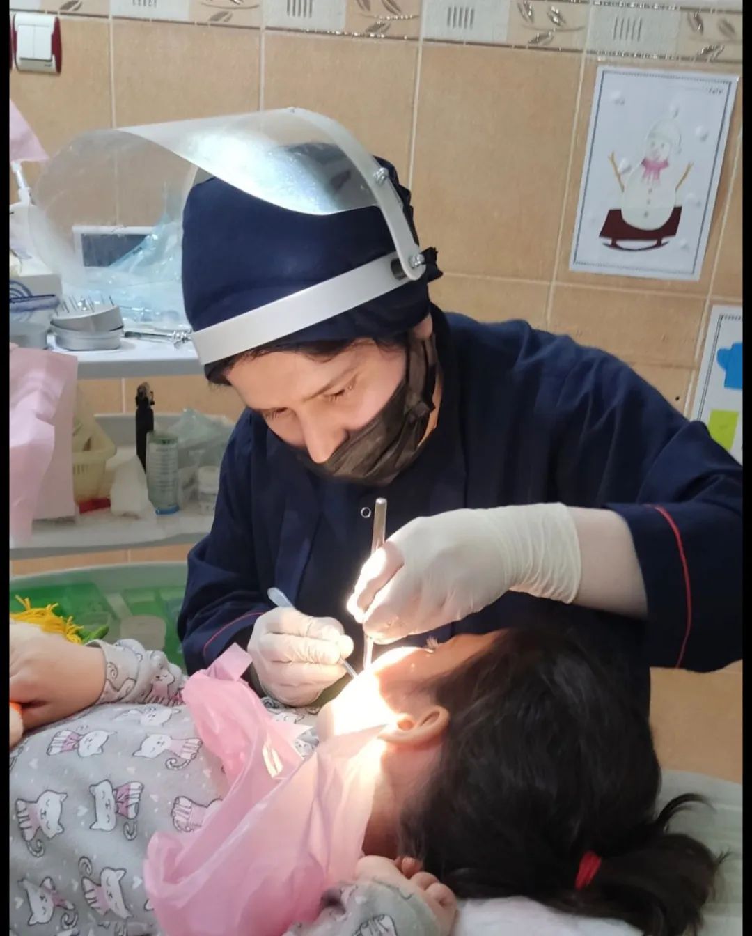دکتر دکتر ام البنین مقصودی دکترای حرفه ای دندانپزشکی  جراح - دندانپزشک | فارغ‌التحصیل دانشگاه علوم پزشکی شیراز  با بیش از ۵ سال تجربه موفق در زمینه درمان‌های تخصصی دندانپزشکی (در شهرهای اهواز و بهبهان)و گذراندن دوره‌های پیشرفته ونیر ک