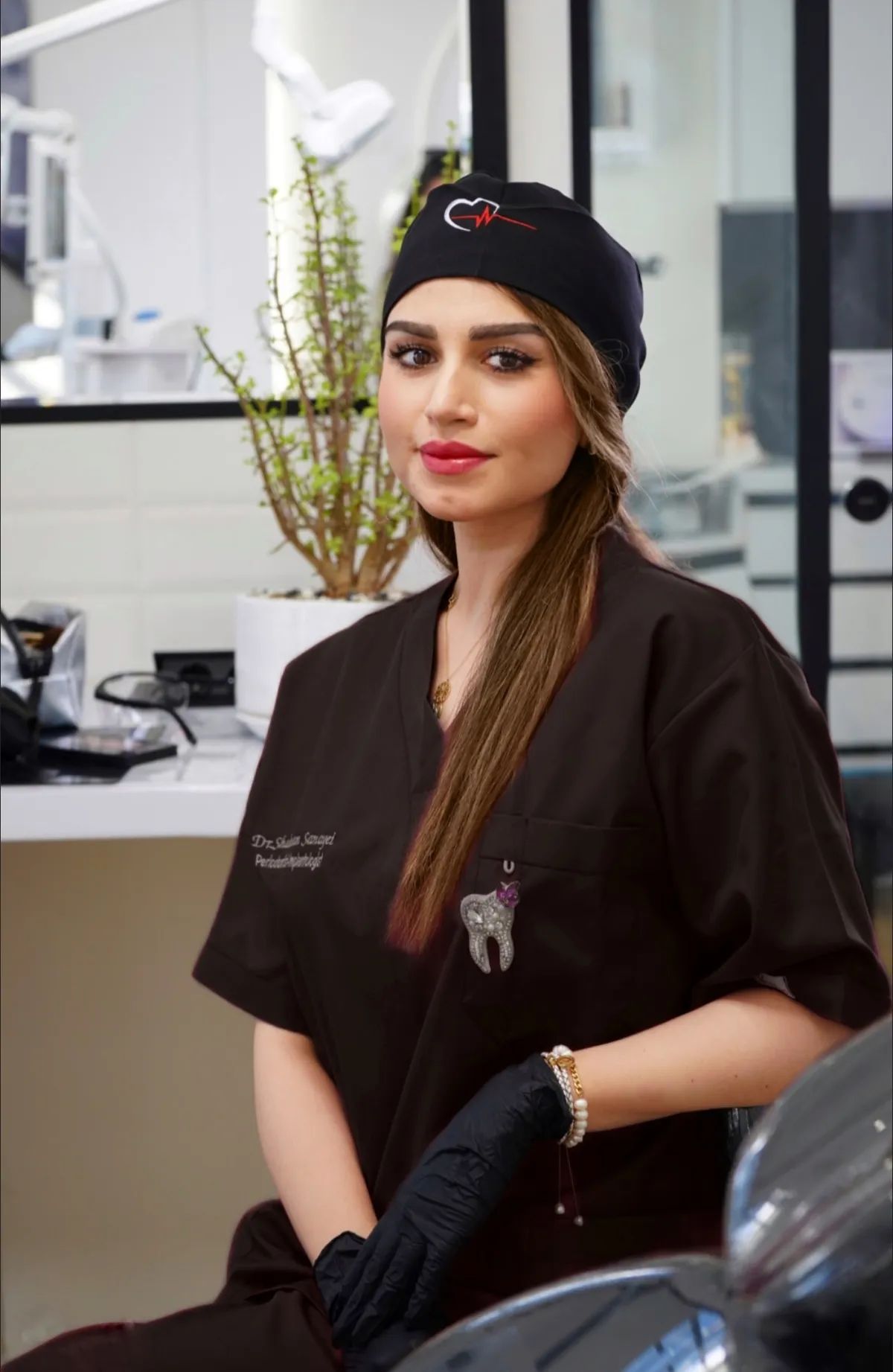 دکتر شبنم صنایعی متخصص جراحی لثه (پریودانتیکس)