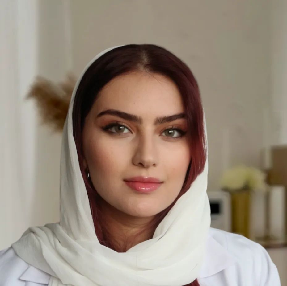 ناعمه صاحبی حق دکترای پزشکی