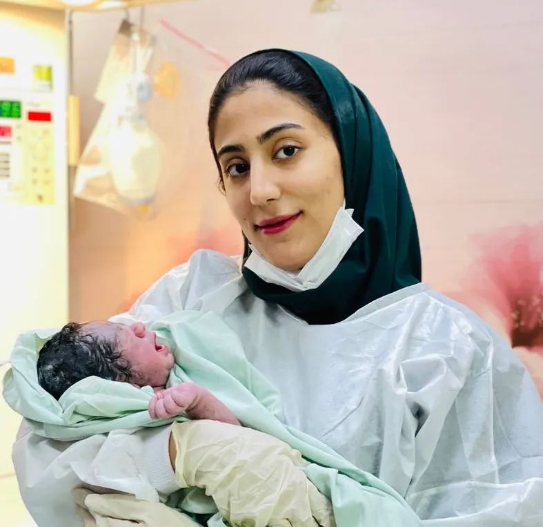 پریا یزدی کارشناس مامایی