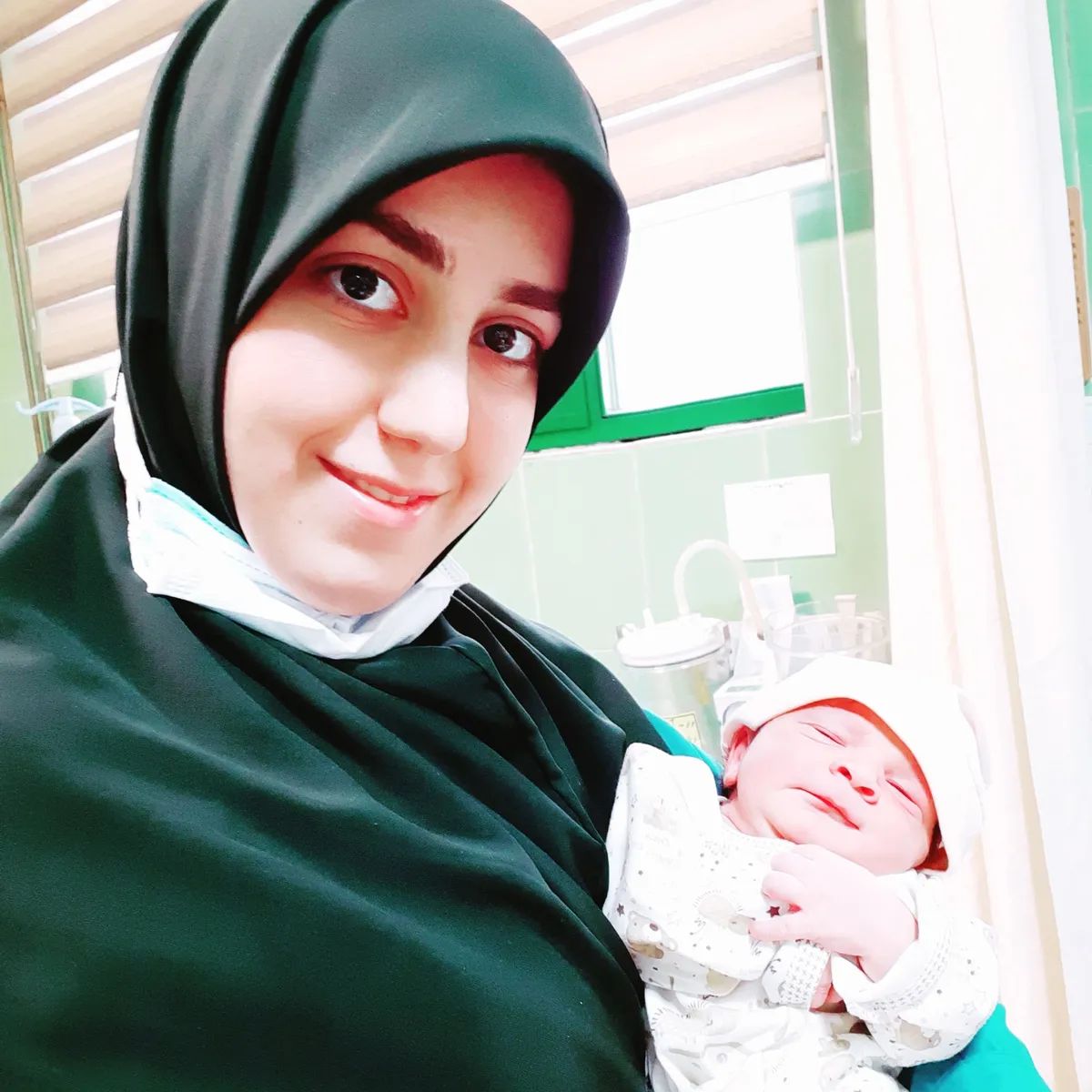 نیلوفر گلزاری کارشناس مامایی