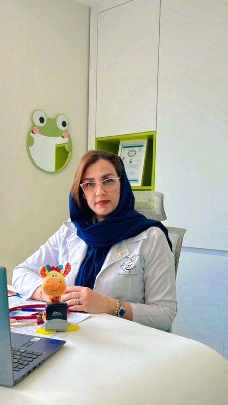 دکتر حنانه توصیفی دکترای حرفه ای پزشکی