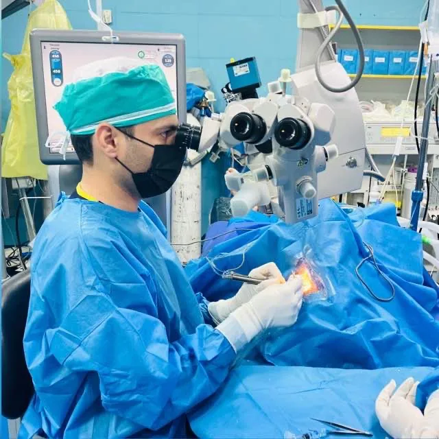 دکتر مجتبی بابایی زارچ جراح و متخصص چشم